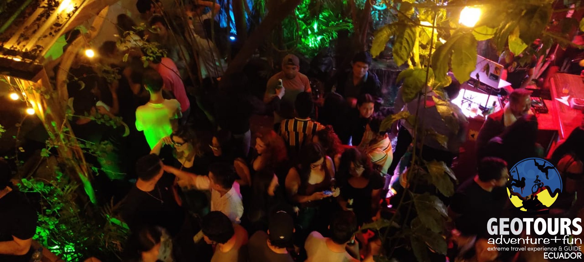 What activities can I do at night in Baños de Agua Santa?